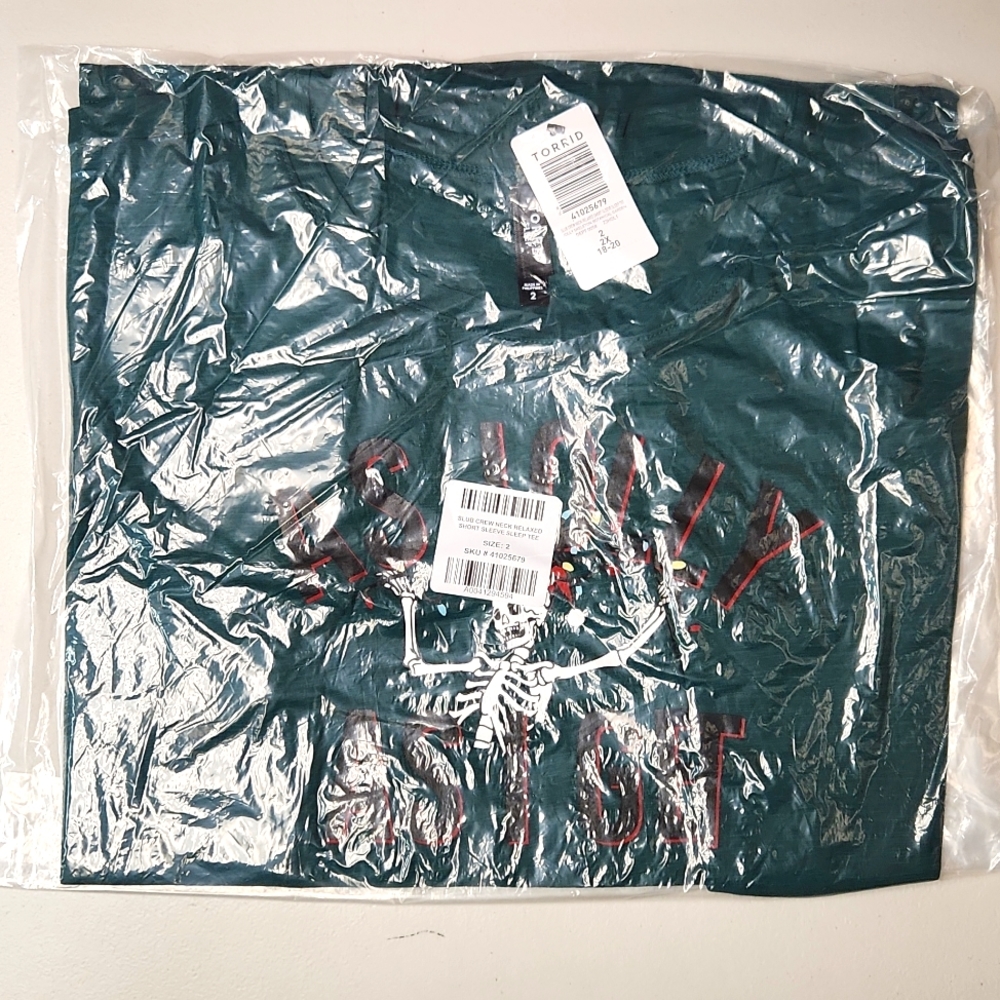 ❤️NWT TORRID TEE - SANTA SKELETON TEE CHRISTMAS HOLIDAY - PLUS SIZE - Picture 4 of 13